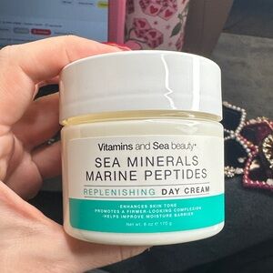 Replenishing Day Cream - White and Cream